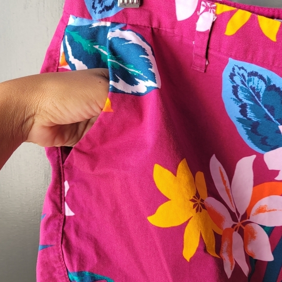 Mid Rise Old Navy Women's Shorts Size 4 Cotton Rise 9" in Flowers Leafs Pockets - Picture 3 of 10